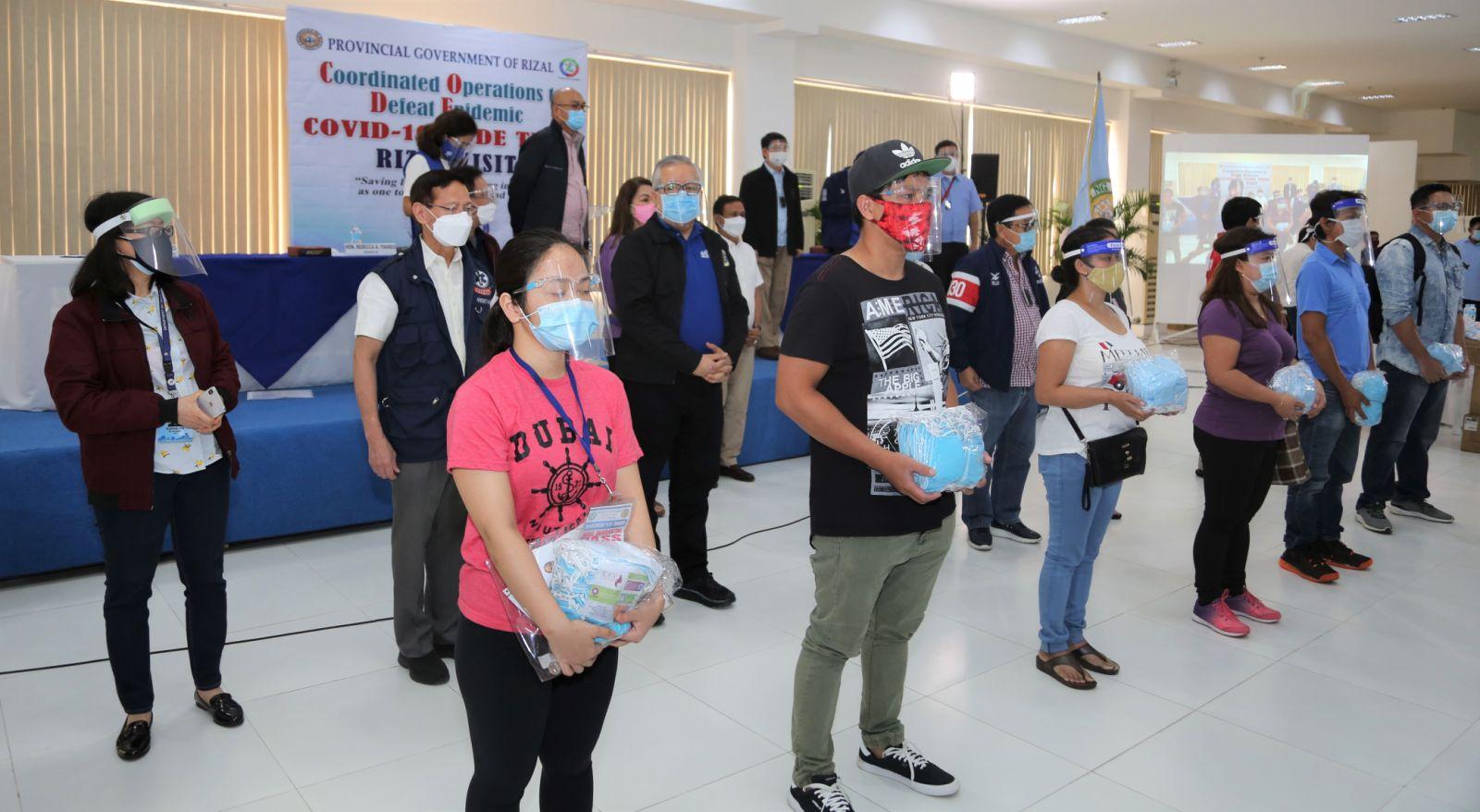 President Duterte delivers his promise to start giving away face masks ...